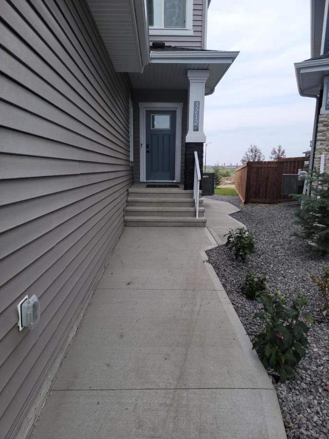 New Built House, Stay In Style Guest Suite, 2Bedroom, 2Bed, 2Bath Edmonton Exterior photo